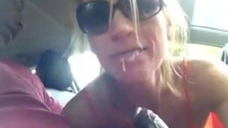 Mamada en el coche estando borracha y tragársela