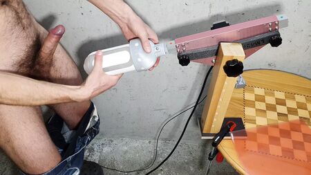 Juguete sexual masculino: masturbación con una máquina de sexo