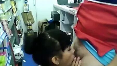 A un empleado de una gasolinera le hacen una mamada detrás del mostrador