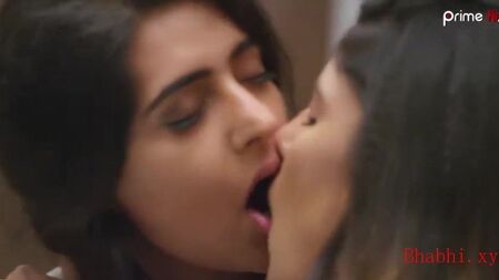 Escena lésbica de Shiny Dixit en «Junoon e Ishq.mp4»