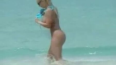 Nicole CoCo Austin: Tetas grandes y culo en bikini en la playa - Ameman