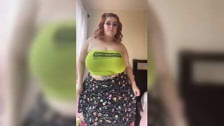 Mujer con curvas y pechos enormes en top sin tirantes