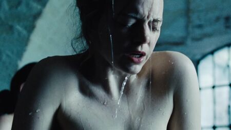 Emma Stone con las tetas al aire, pezones al descubierto, pechos mojados en «La favorita»