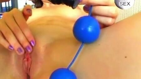 Una madura morena se da placer en el coño