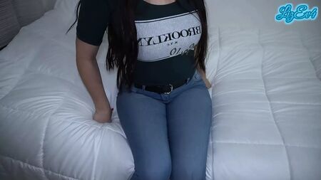 El culo espectacular de la novia de mi amigo con unos vaqueros ajustados. Un orgasmo de verdad y un creampie. Se dejó mi semen dentro de su coño