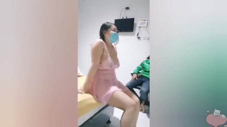 A una chica india con curvas le encanta invitar a desconocidos a su habitación