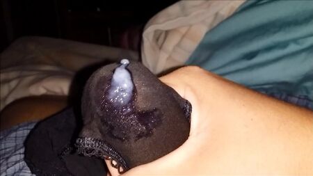 Masturbarse en bragas y correrse en el bolsillo de la entrepierna