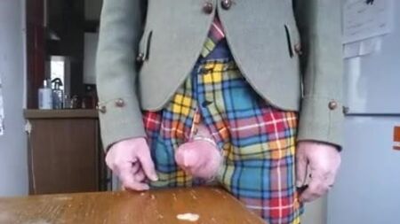 Cuando el kilt de tartán del padrastro se mancha de semen