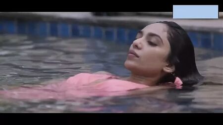 Sobhita Dhulipala en traje de baño: softcore y rozones de pezones