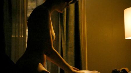 Escena de sexo con Frankie Shaw desnuda en «Good Girls Revolt» (ScandalPlan)