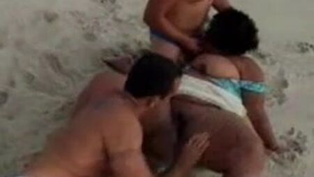 Tríos con mujeres de tallas grandes en la playa