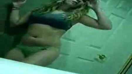 video de una rubia haciendo un striptease