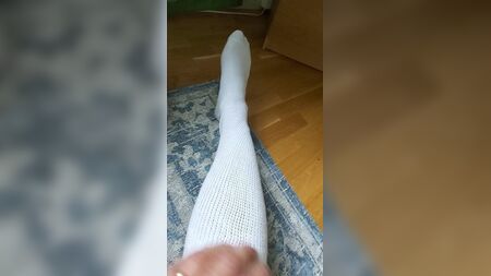 ¡Me estoy probando mis nuevas medias blancas hasta el muslo de AA! ¡Es la primera vez!