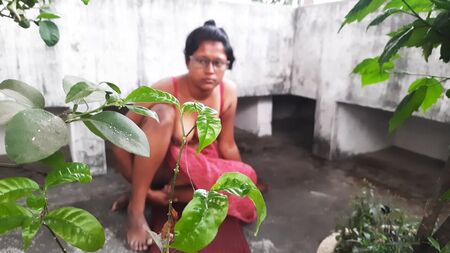 Una mujer bengalí tradicional vestida con sari, follada al aire libre
