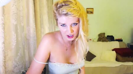 Una transexual madura rusa operada follando un coño por webcam