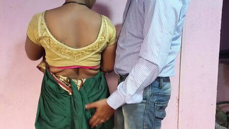 El hijo del vecino se folló a Desi Bhabhi con tanta fuerza que le hizo correrse a chorros