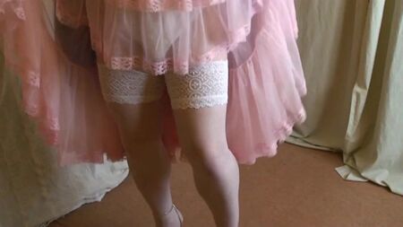 Vestido de dama de honor lila, enagua rosa y zapatos de tacón de plataforma