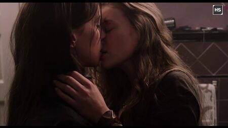 El apasionado beso lésbico de Katie Cassidy en 4K