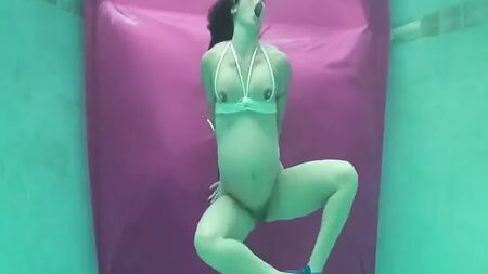 bondage subacuático con una mujer embarazada