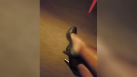 Una azafata con tacones altos y medias