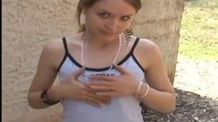 Kitty, una chica de 18 años que se aburre, quiere que la entretengas