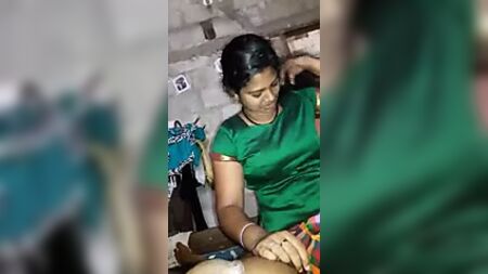 Una universitaria de Coimbatore haciendo una mamada con audio en tamil