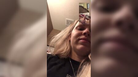 Una pareja amateur, una rubia y su novio, se graban desnudos por FaceTime