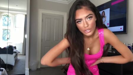 La youtuber Roxana Rosu con un vestido rosa de PVC