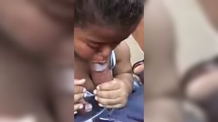 Una enana de piel oscura con un culo y unas tetas enormes cabalgando y chupando una polla negra