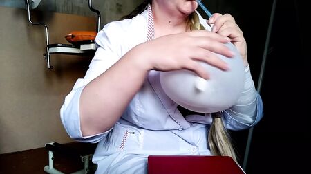 La enfermera explica cómo fabricar un juguete sexual