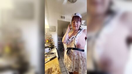 Mi abuela, con su delantal de encaje tan sexy, preparando gambas con sémola de maíz
