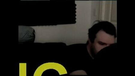 DarksydePhil (Philip Paul Burnell) se masturba su polla diminuta
