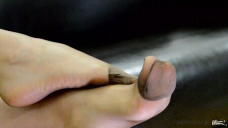 Las piernas de la señora con medias de puntera reforzada