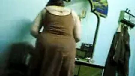 Esposa árabe le hace una mamada a su marido (segundo vídeo)