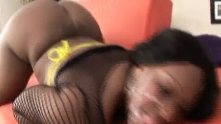 Skyy Black, una chica negra BBW de curvas generosas, con una polla blanca en el culo