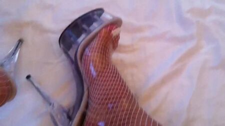 Pies blancos, uñas transparentes, zapatos de tacón alto Pleaser, medias