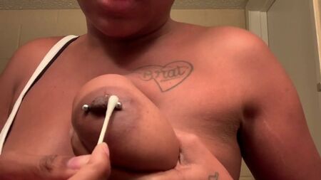 Un youtuber negro se cambia los piercings en los pezones