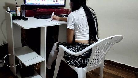 Ayudando a una guapa colegiala de 18 años con los deberes de educación sexual: un profesor pervertido