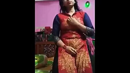 Una cuñada de Assam y Bengala se masturba con los dedos para su amante