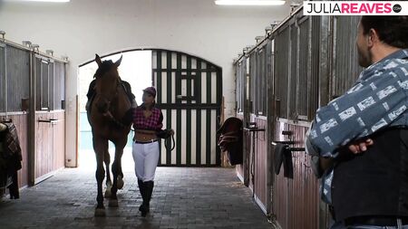 ¡Un cuidador de caballos se acuesta con una instructora!