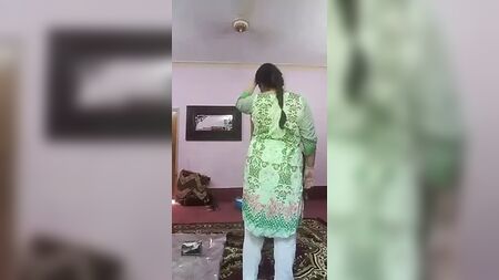 Una tía y un tío punjabíes tienen relaciones sexuales en casa