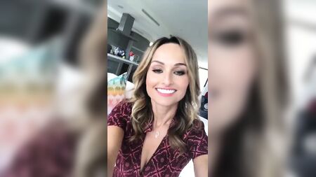 Giada De Laurentiis con escote en el vídeo 02