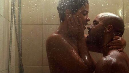 Sanaa Lathan, desnuda y haciendo el amor bajo la ducha en ScandalPlanet.Com