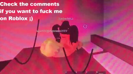 Dos chicas delgadas se follan entre sí en un juego de Roblox ambientado en un piso