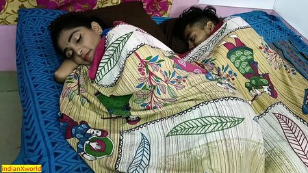 ¡Una mujer india infiel se acuesta con otro hombre, pero la pillan! Sexo en hindi