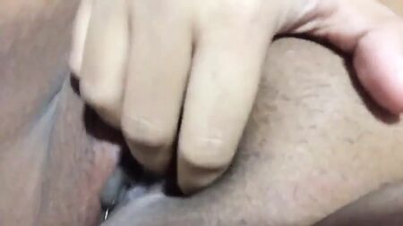 Chica que se masturba el clítoris