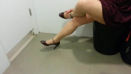 Avance de los zapatos de salón Mary Jane de charol rojo intenso