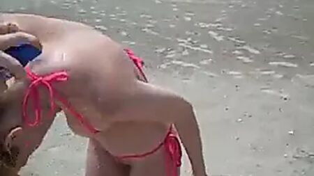 ¡Bethanie Skye con un bikini que no le tapa el coño!