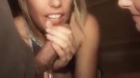 Dos chicas británicas muy sexys comparten una polla y se intercambian el semen