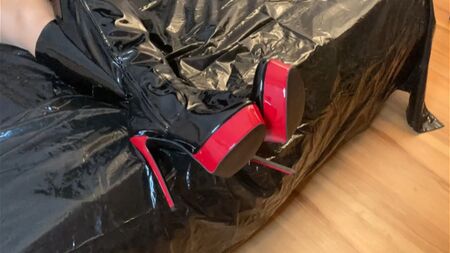 Correrse sobre unas botas de charol negro
